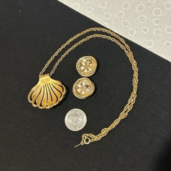 🏖️Crown TRIFARI Gold White Enamel Shell Pendant Necklace with Earrings - Picture 7 of 8